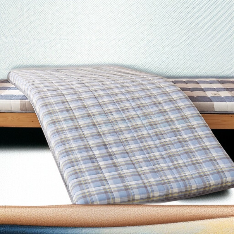 Colchón individual de algodón suave en dormitorio moderno