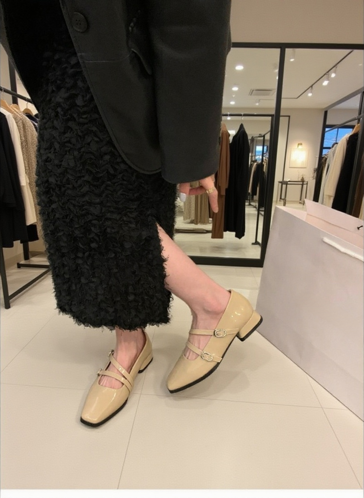 파티룩에 어울리는 스퀘어 토 실버 슈즈