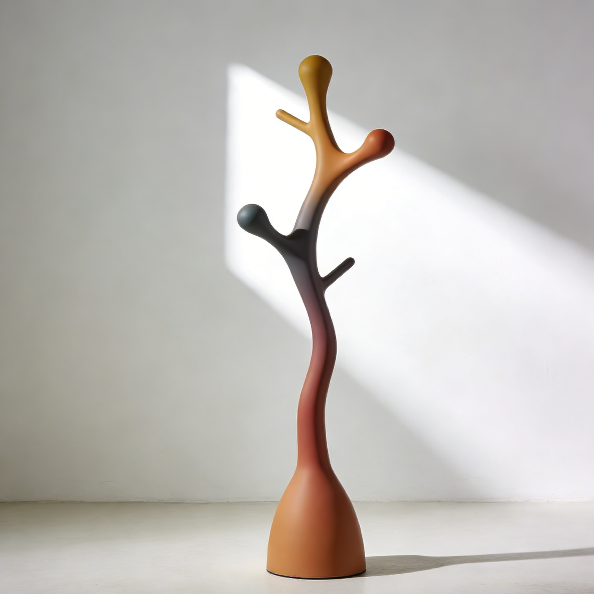 Δημιουργική κρεμάστρα ρούχων σε σχήμα δέντρου σε λευκό φόντο