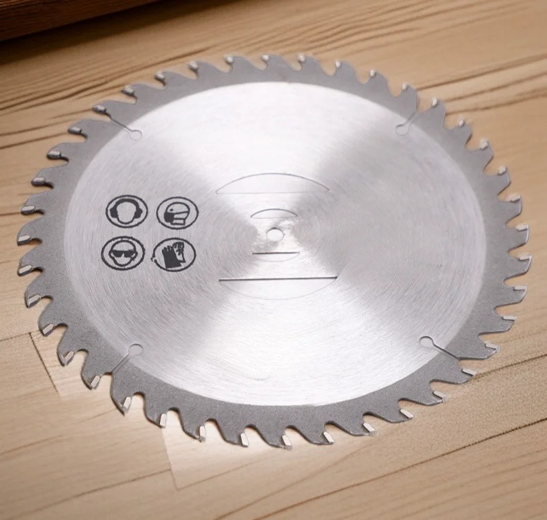 Rasenmäher Sägeblatt im Einsatz beim Mähen