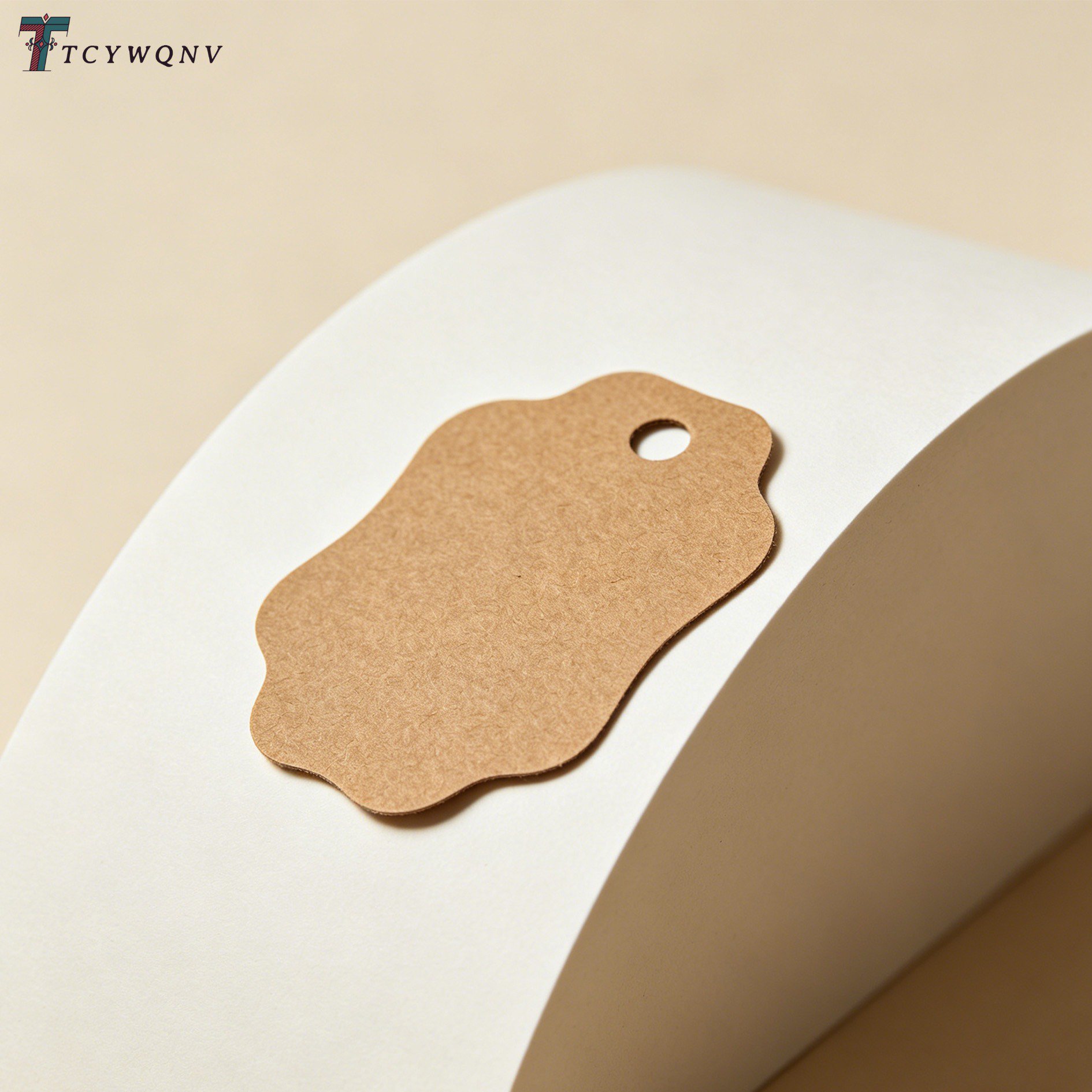 Kraftpapier Etiketten 100 Blatt auf einem Tisch