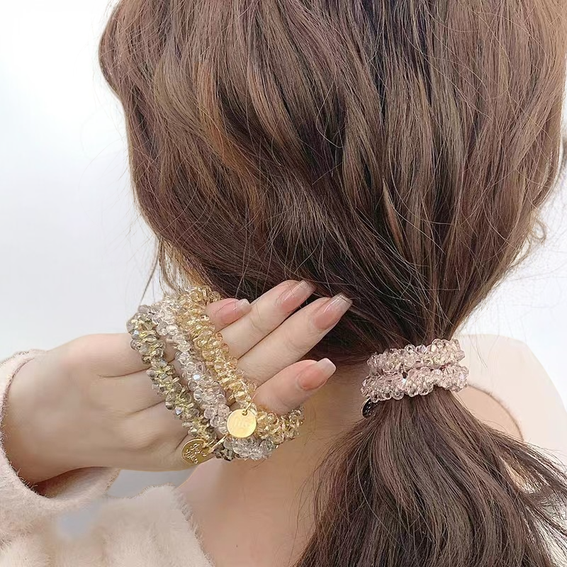 女生使用閃亮髮繩綁馬尾