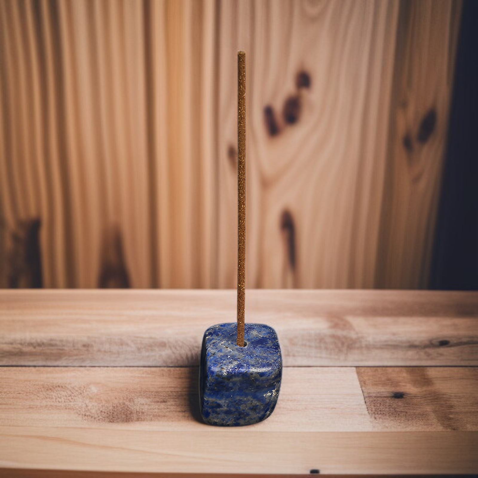 선향을 올려놓은 네모난 받침대 사용 예시