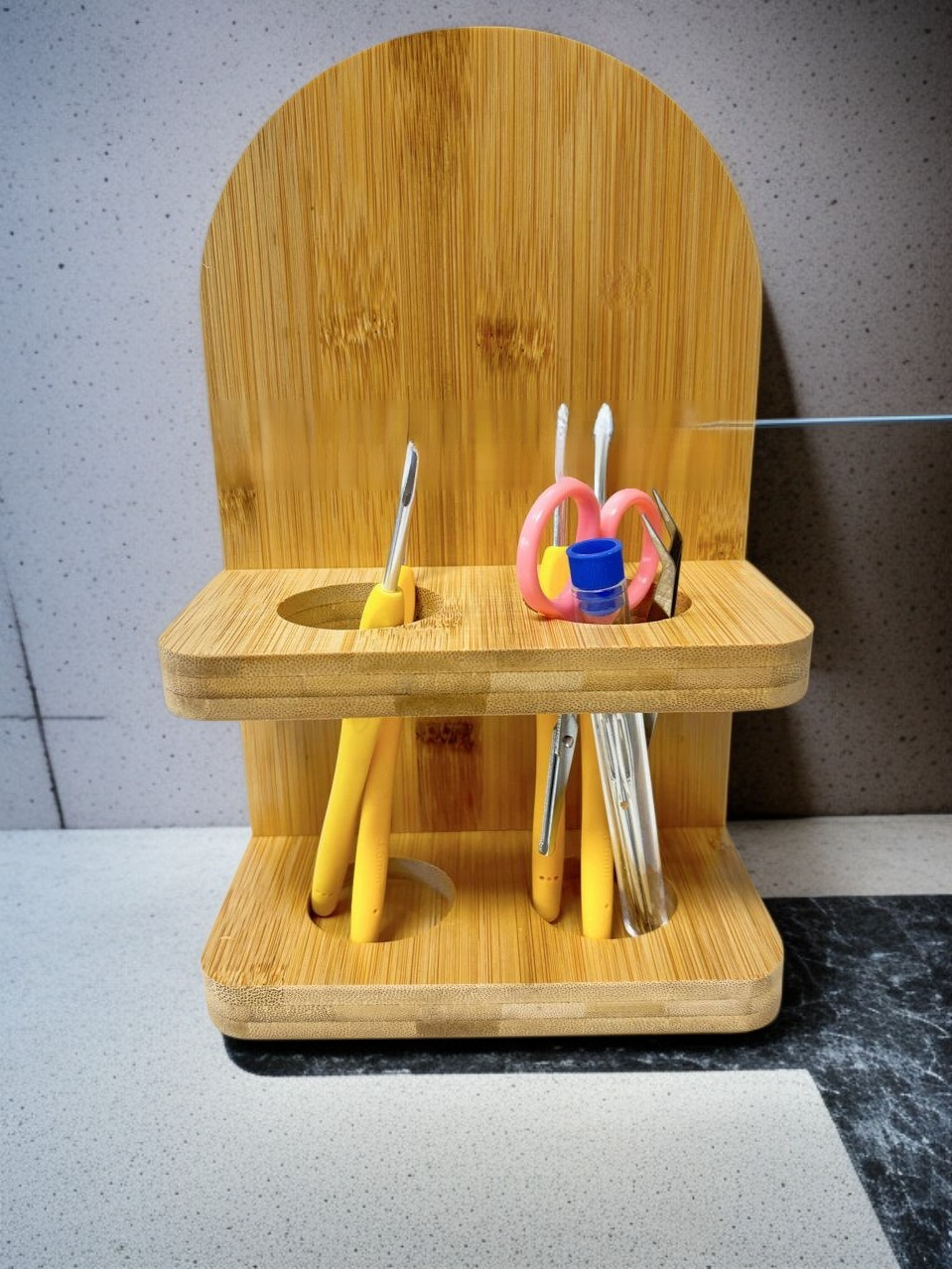 실을 깔끔하게 정리하는 나무 실꽂이