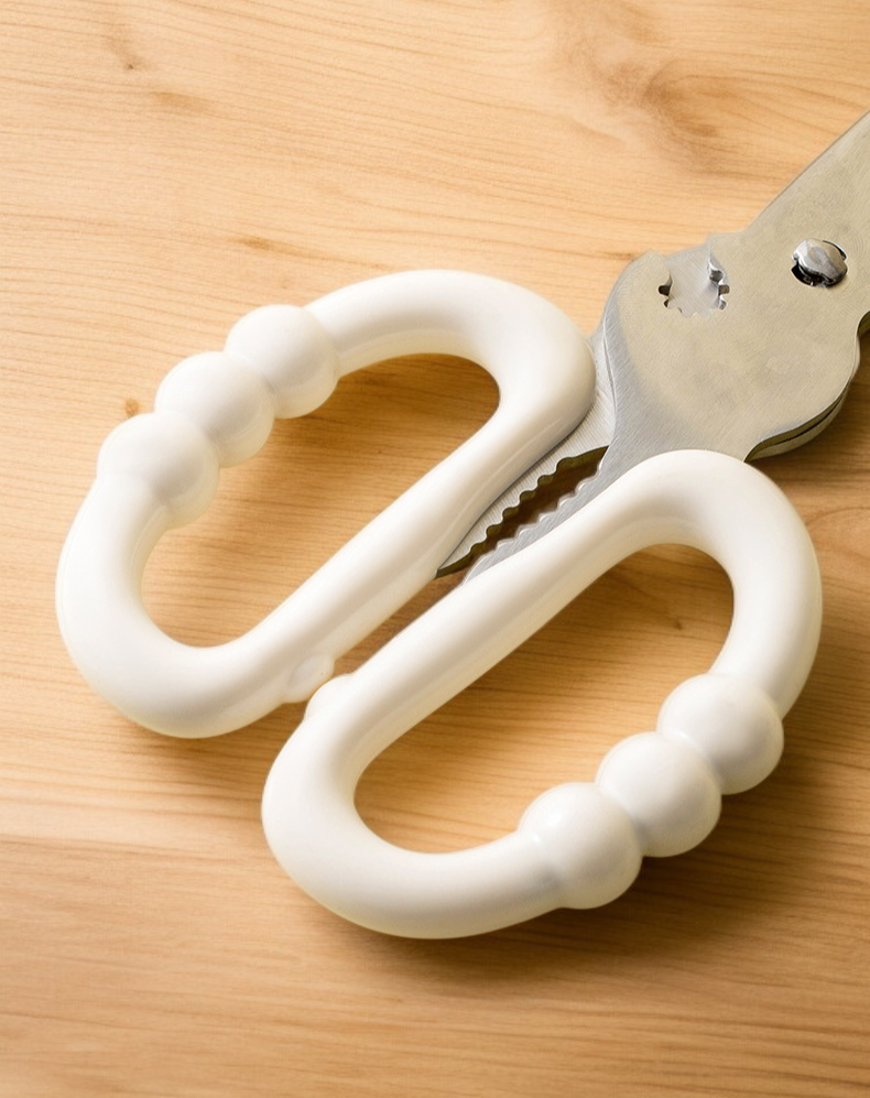 食材カットや皮むきに便利なキッチンはさみ