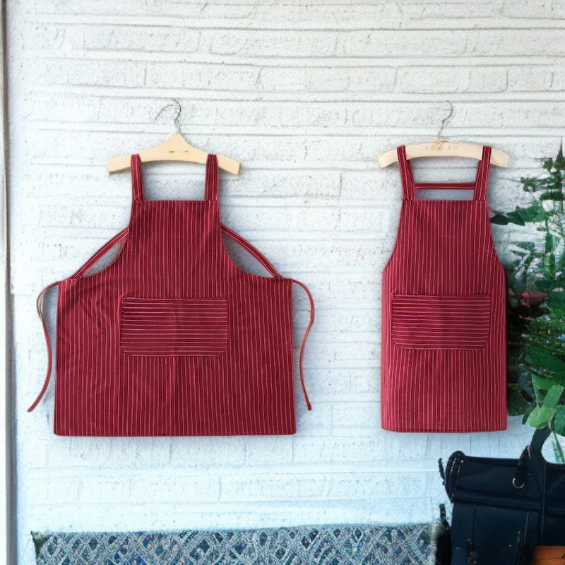Kitchen apron made of cotton and linen with stripes.