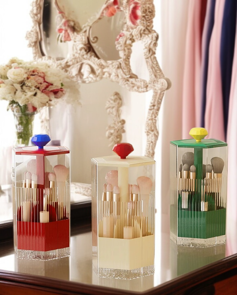 탁상 위에 놓인 화장품 수납 케이스