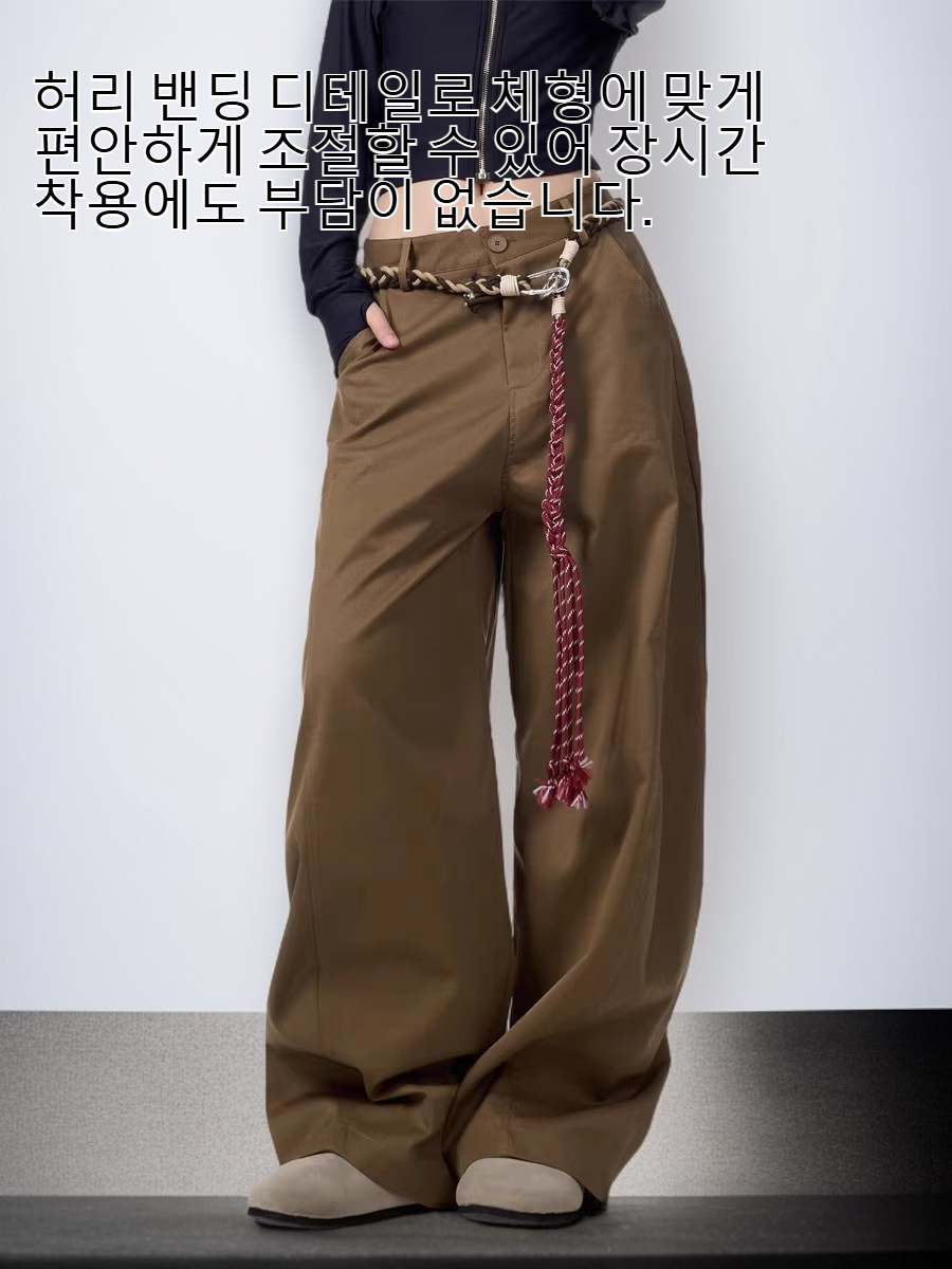 모델이 착용한 레트로 스타일 루즈핏 바지