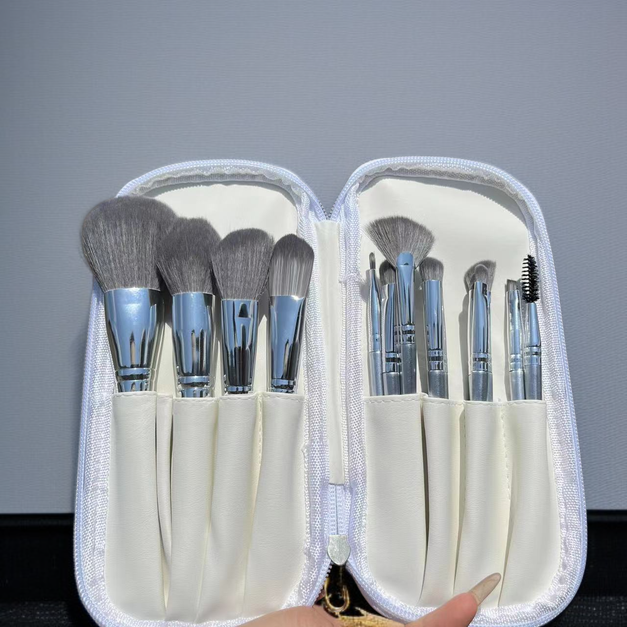 아이섀도우 브러시와 파운데이션 브러시 포함 세트