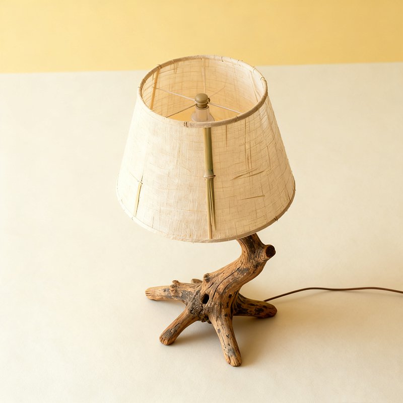 自然風枯枝デザインのテーブルライト装飾品アップ写真