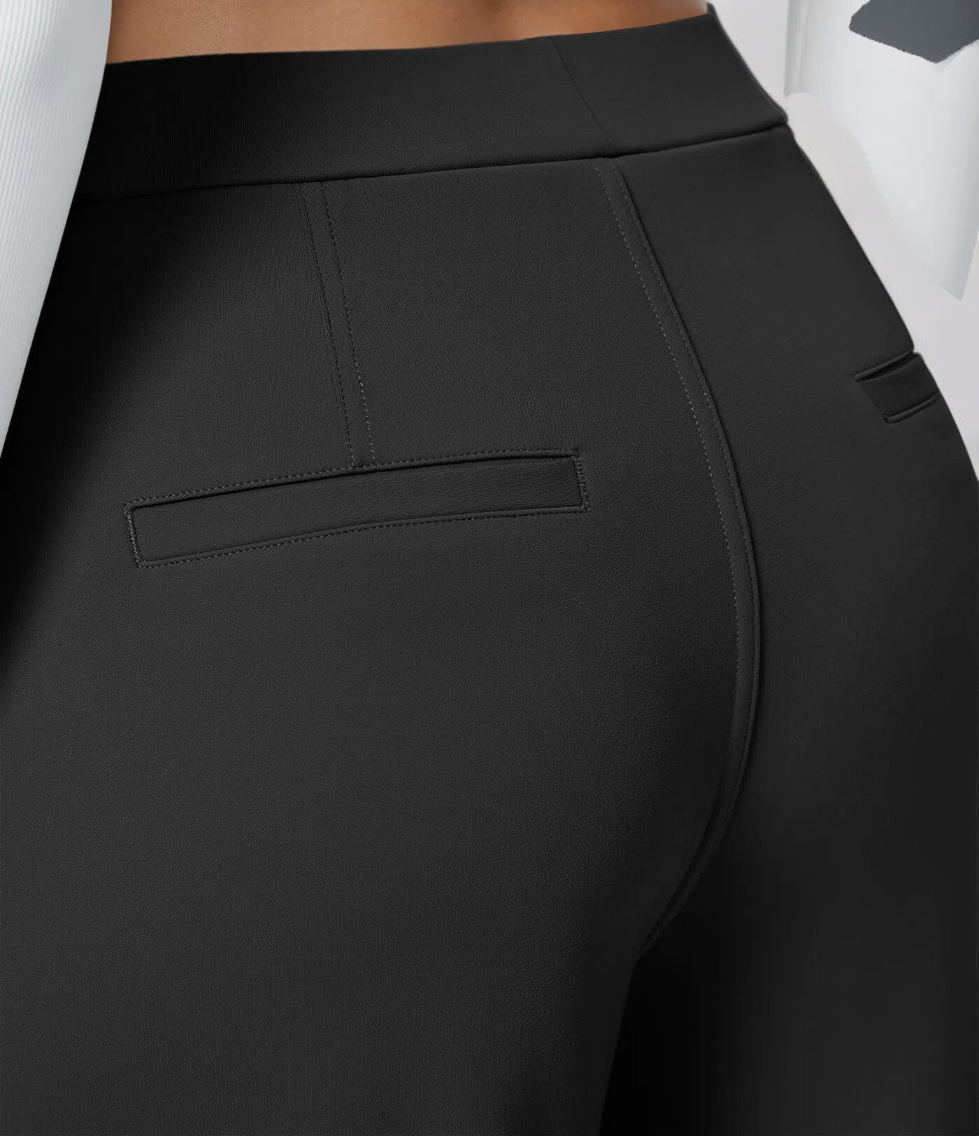 脚長効果のあるスリムストレートパンツ