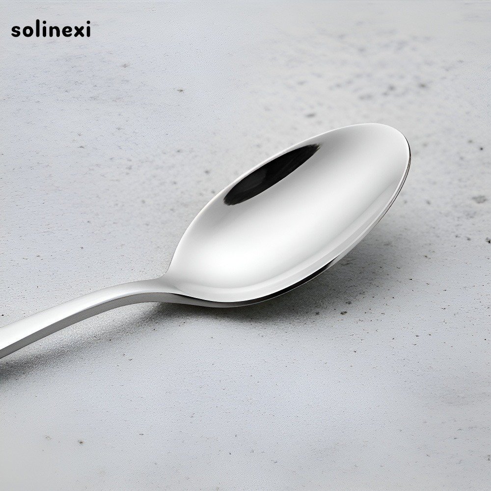 Detail lžíce z nerezové oceli 304 – lesklý povrch