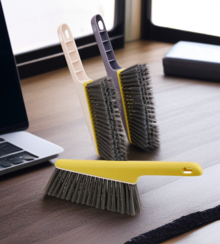 Versatile dusting brush for furniture and bedding