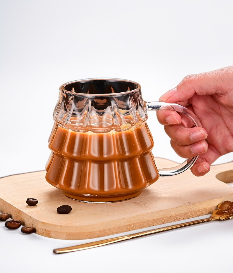 Taza con diseño elegante para bebidas calientes