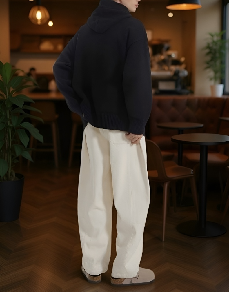 フード付きデザインのニットトップス