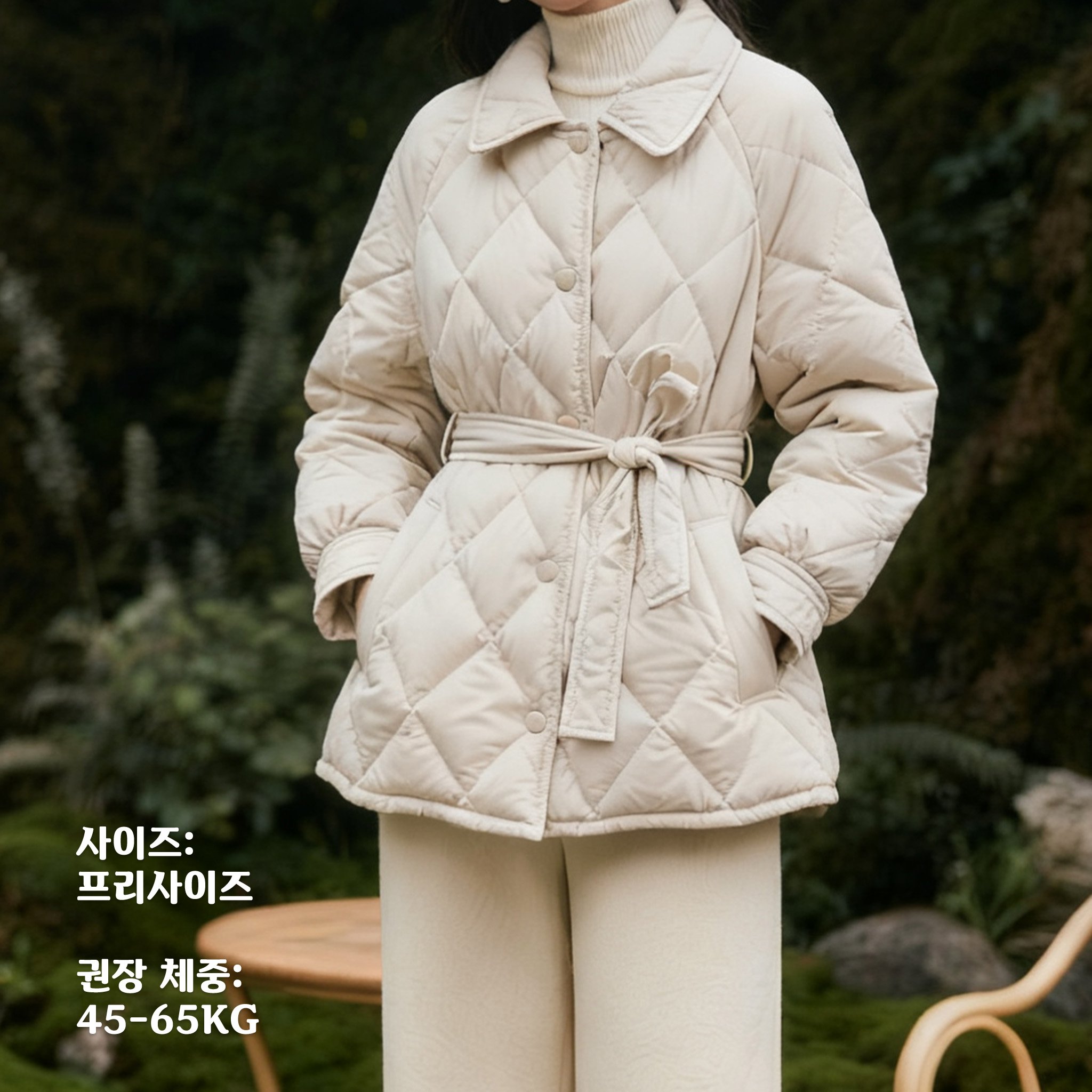 체크 패턴이 돋보이는 베이지 롱패딩 디테일