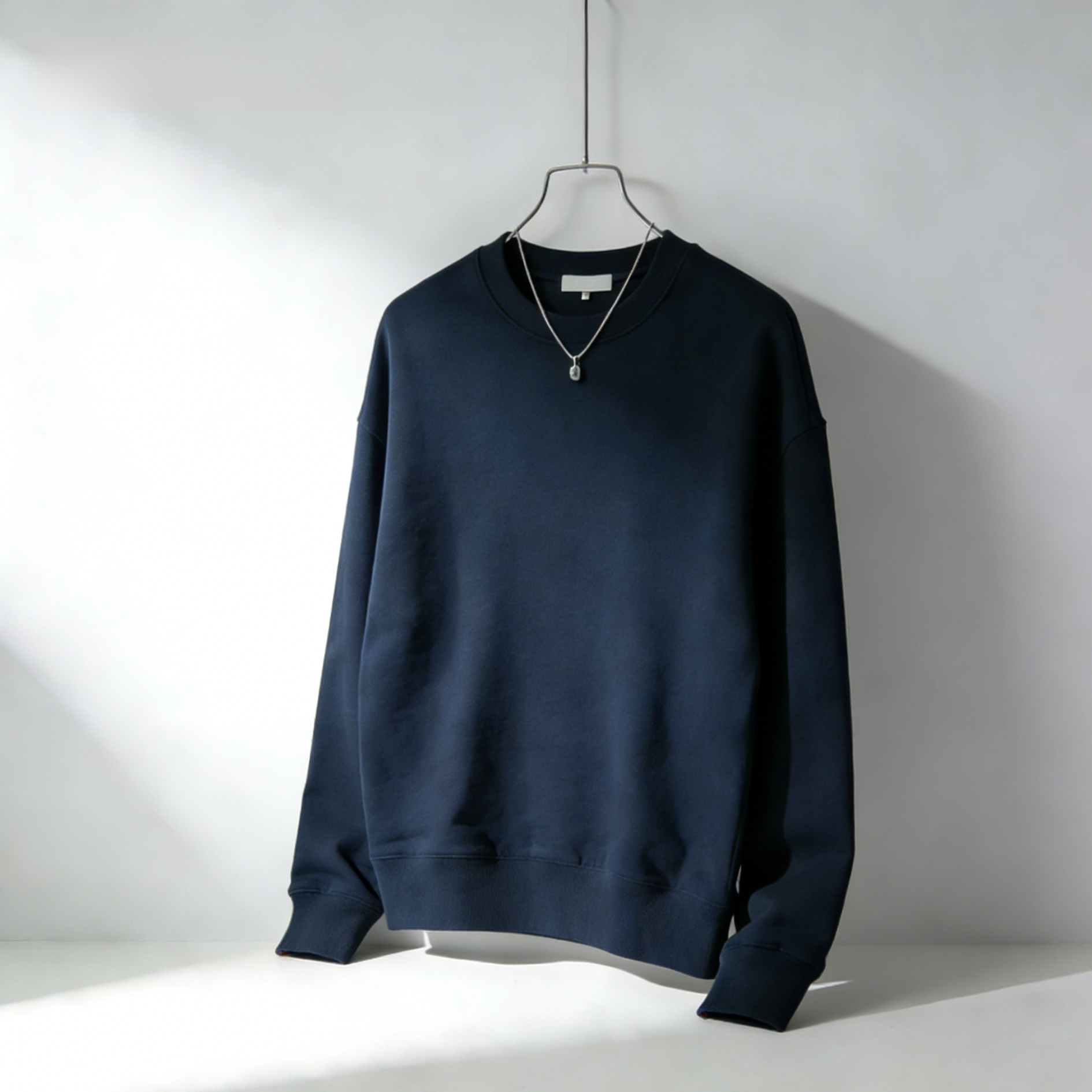 크루넥 루즈핏 스웨트셔츠 앞면 착용샷