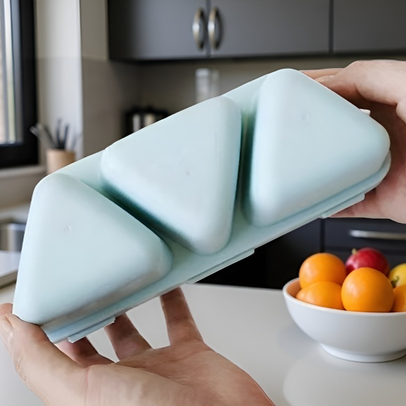 6つの区画を持つ三角形のおにぎり型