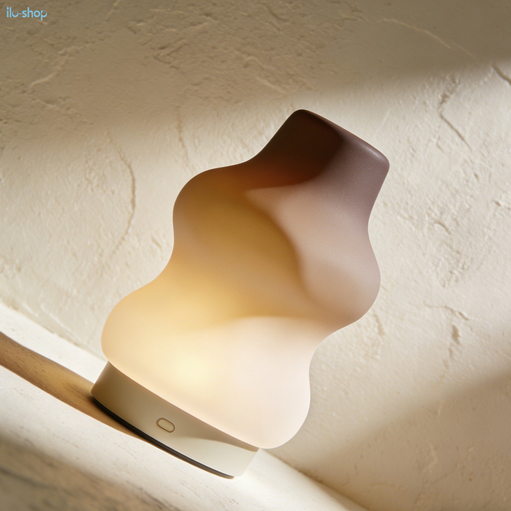 침실 눈 보호용 침대 옆 야간 조명 사용 예시