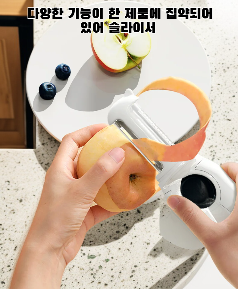 휴대용 감자칼로 감자 껍질 벗기기