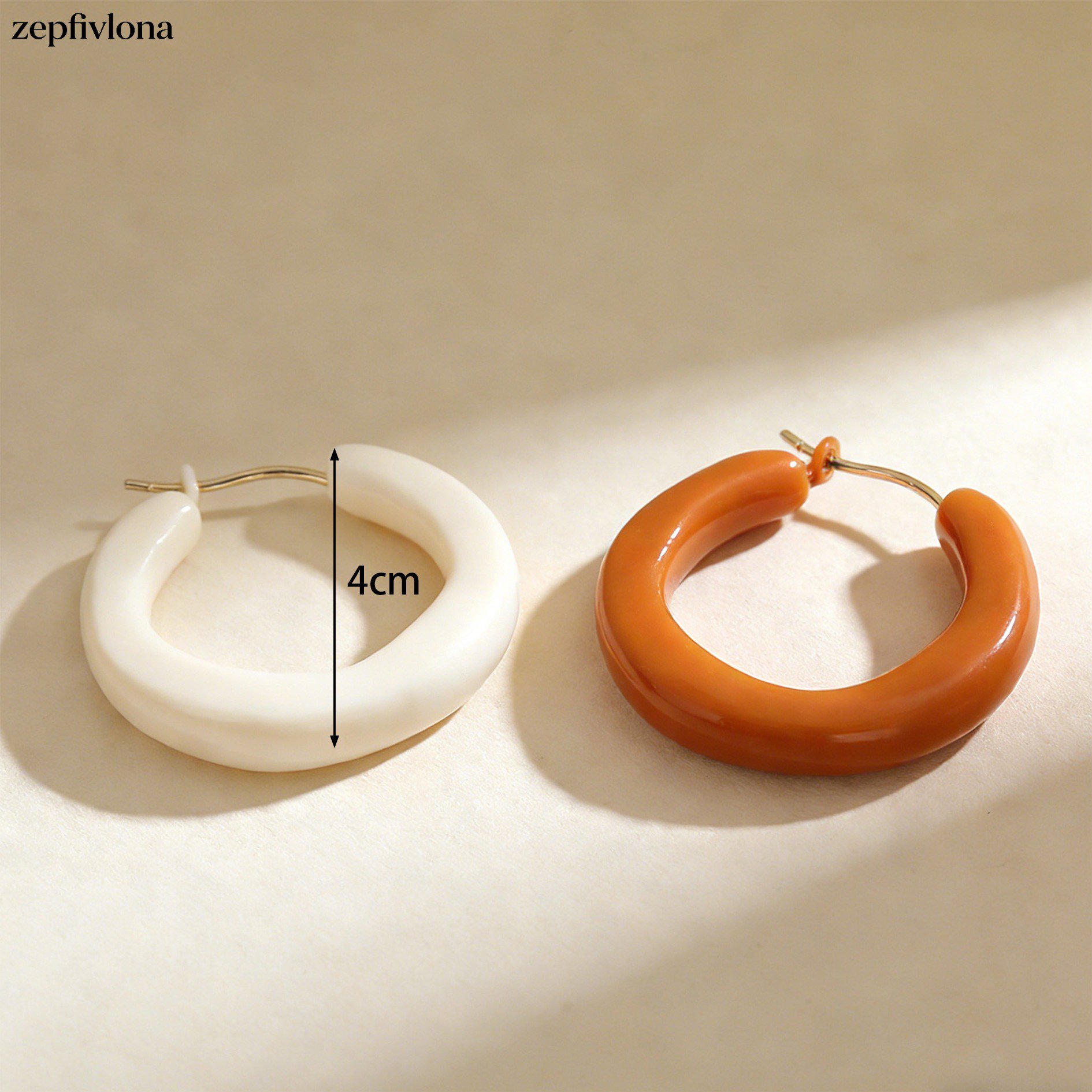 ゴールドのミニマルイヤリングのアップ画像