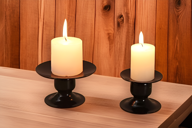 Portavelas decorativo de hierro forjado vintage en ambiente relajante