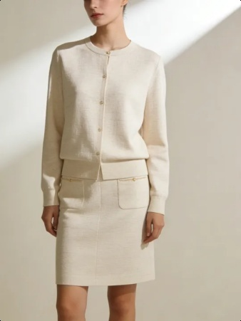 Strickjacke mit Rundhalsausschnitt und goldenen Knöpfen, getragen von Model