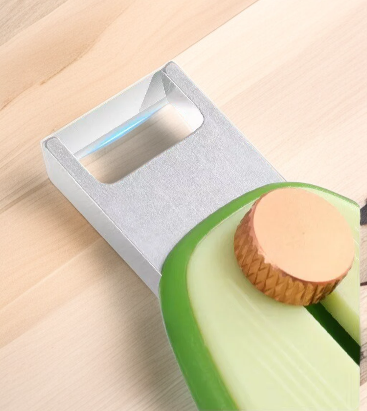 簡単にアボカドの皮をむけるピーラー