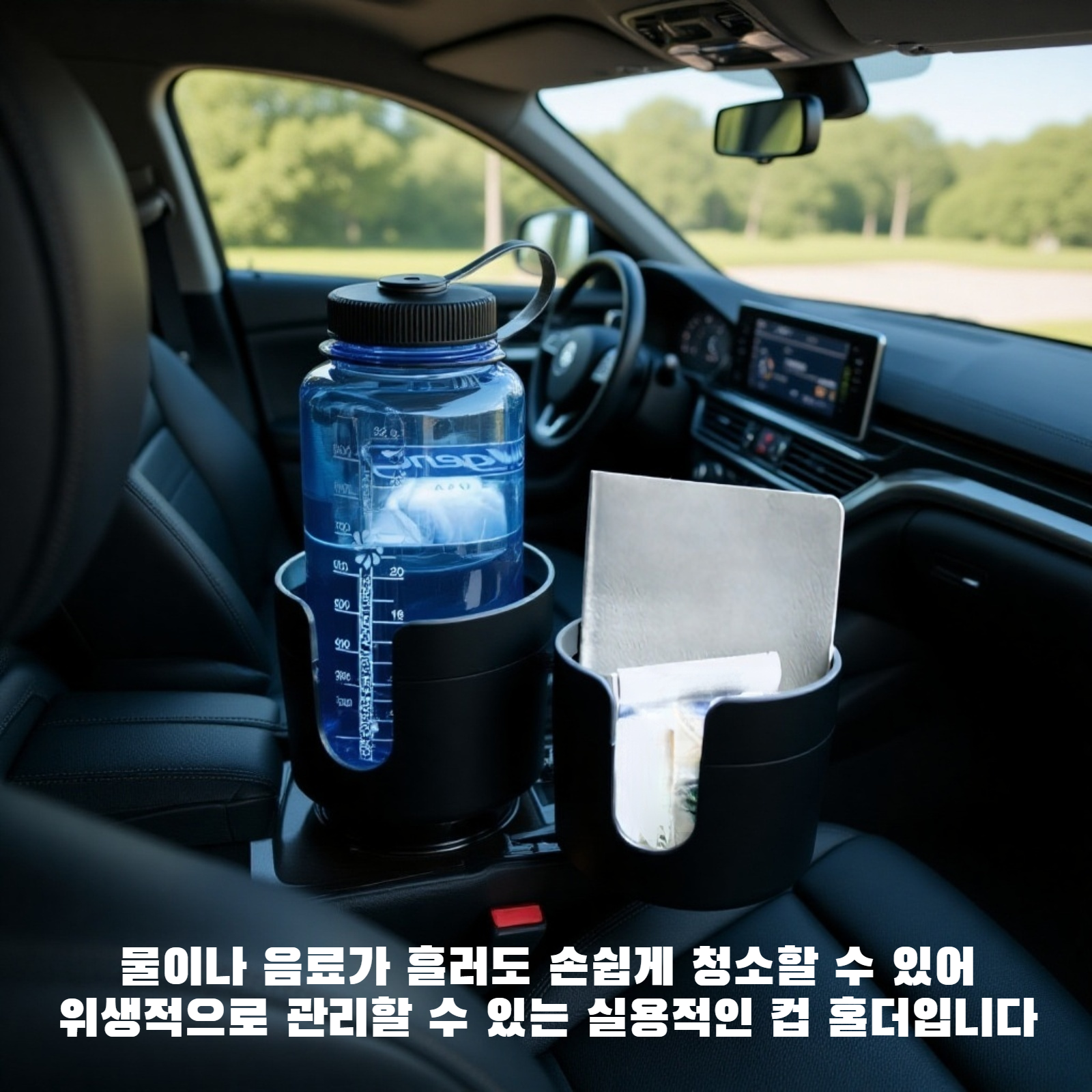 주방에 설치된 확장형 선반 컵 홀더