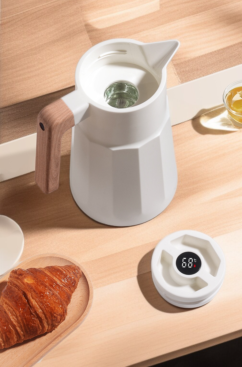 캠핑에서 사용하는 대용량 보온병