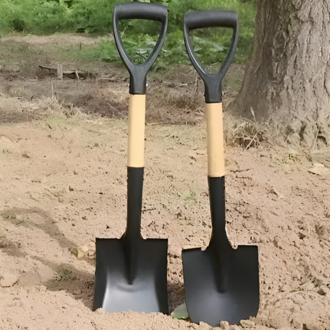 Pelle en fer pour creuser le sable sur la plage et les travaux de jardinage