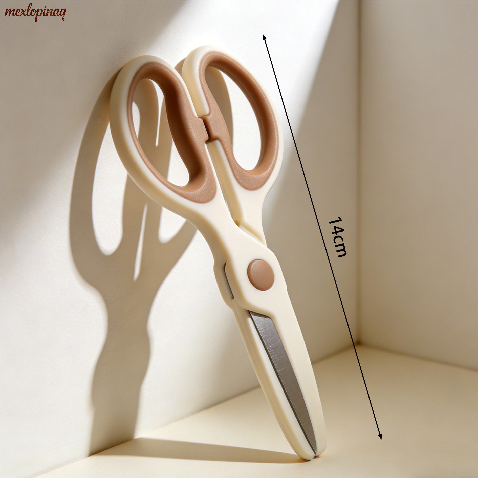 주방에서 사용하는 스테인리스 스틸 가위