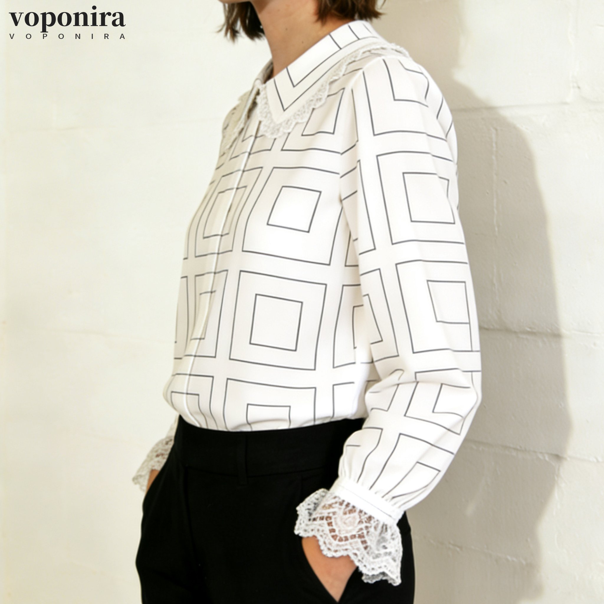 白いレースの襟付きシャツ