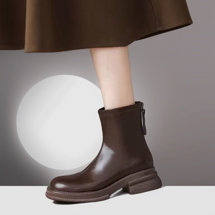 おしゃれな女性が履くアンクルブーツ