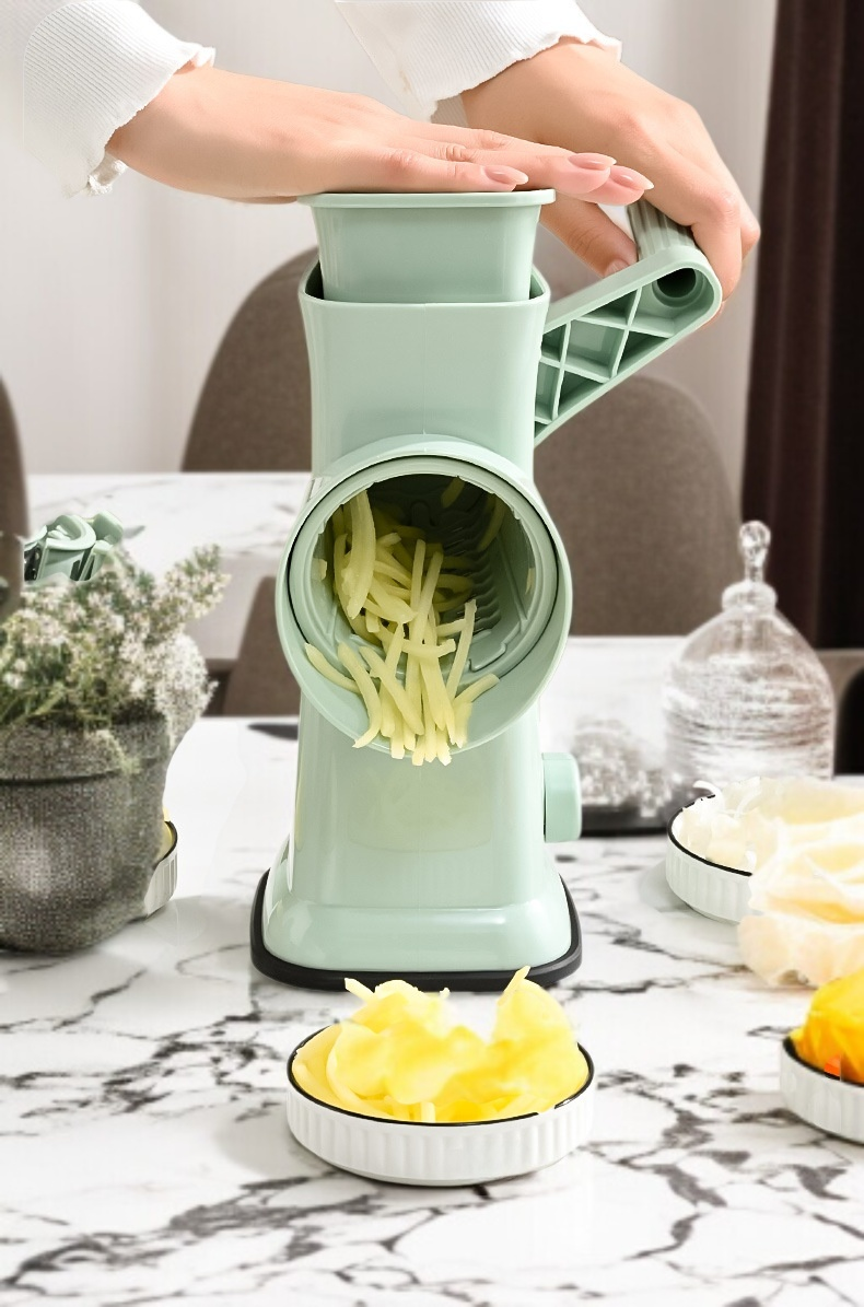 주방에서 사용 중인 다기능 슬라이스 절단기