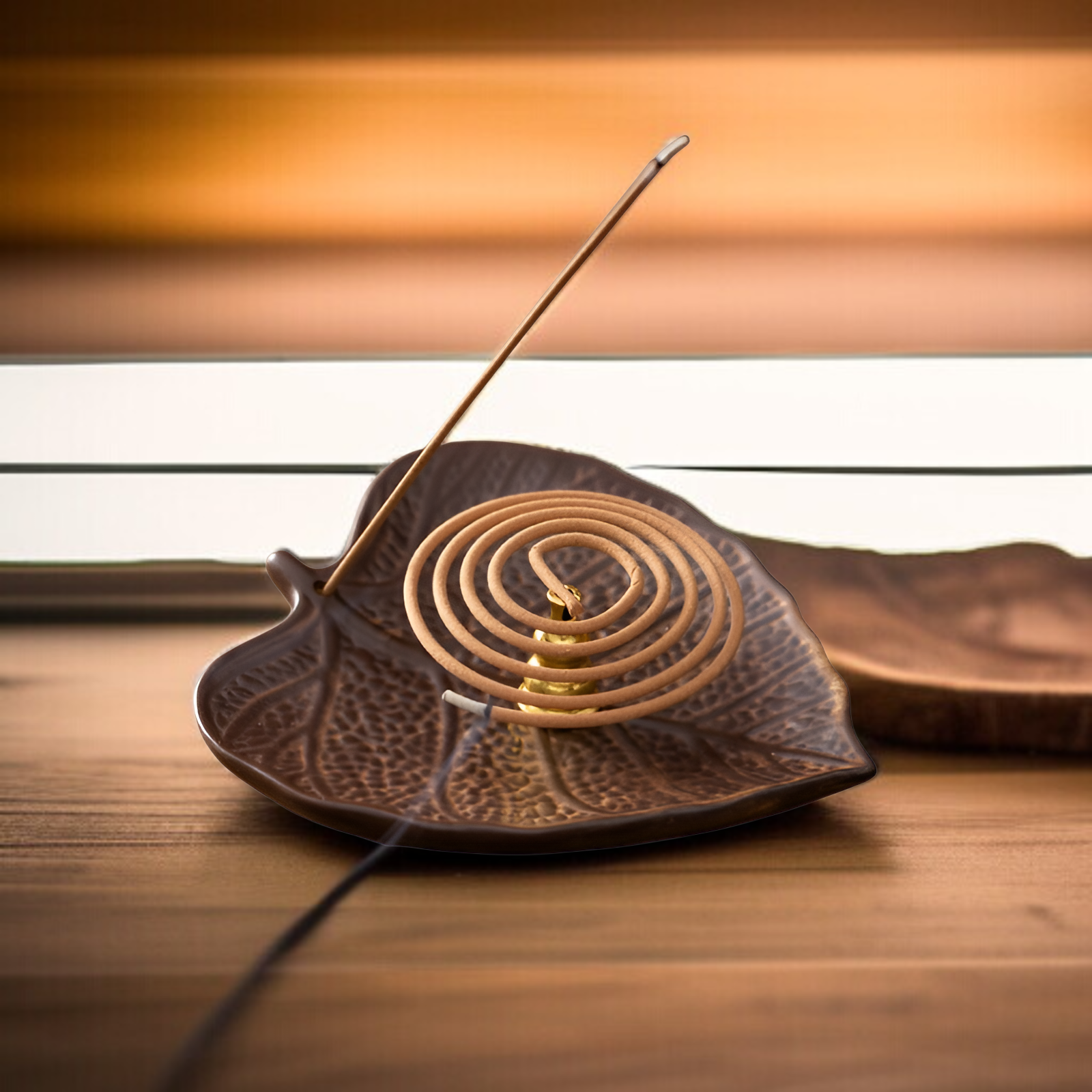 향을 태우는 모습의 도자기 향로