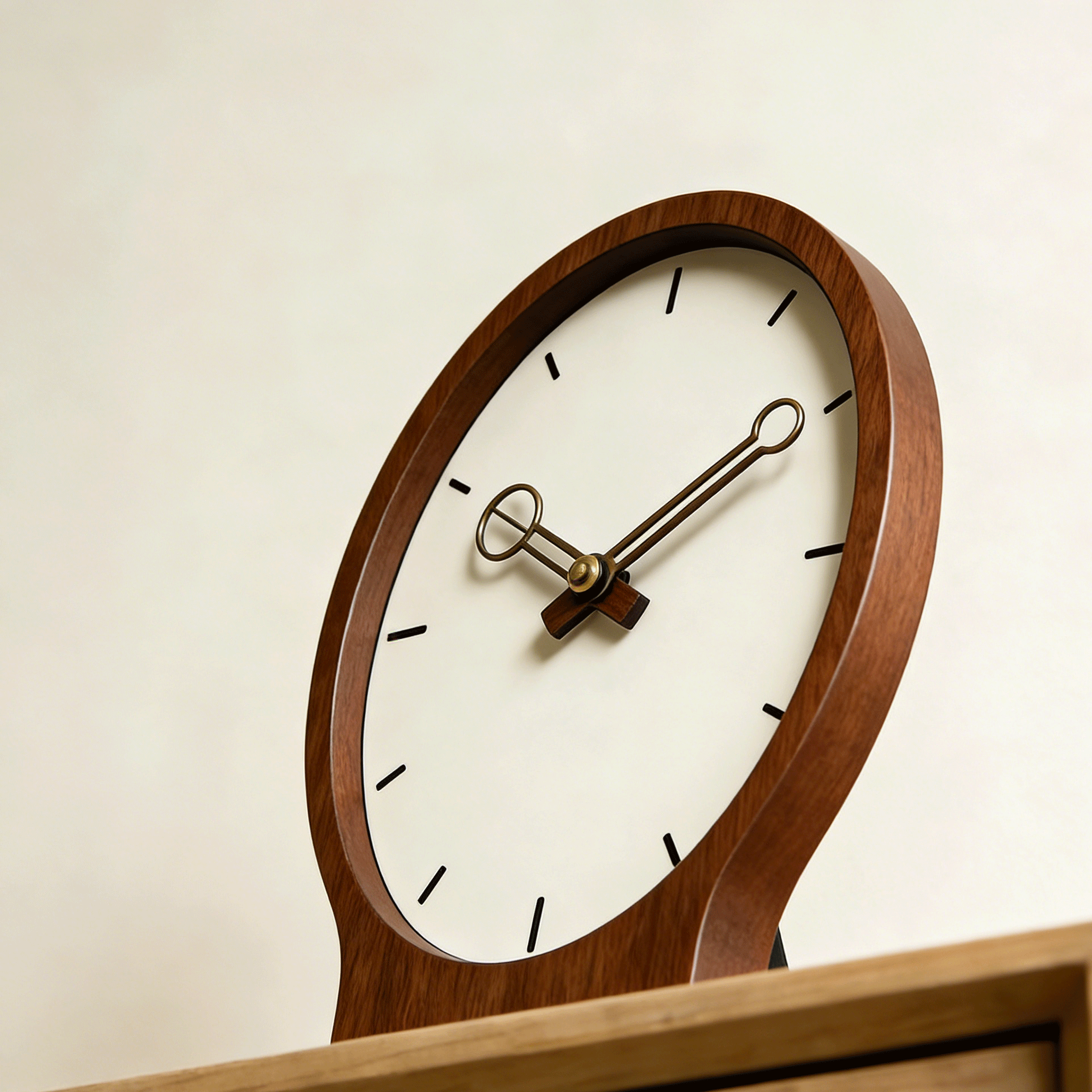 Reloj de mesa moderno en sala de estar