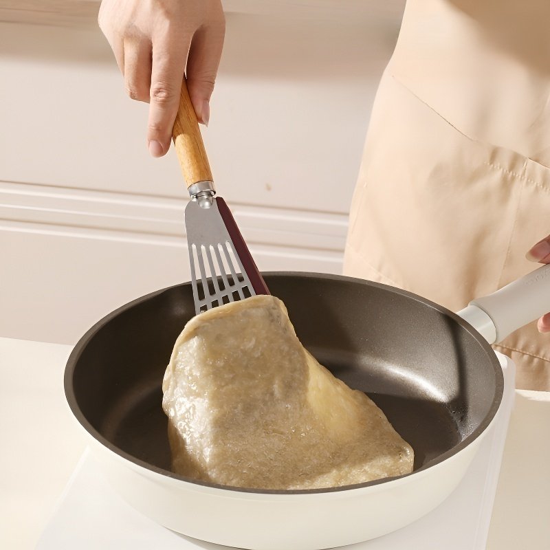 원목 코팅 프라이팬과 실리콘 주걱