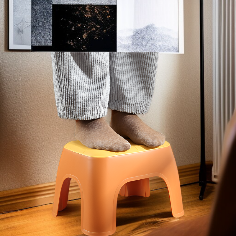 Skandinavischer Kunststoffhocker im minimalistischen Stil