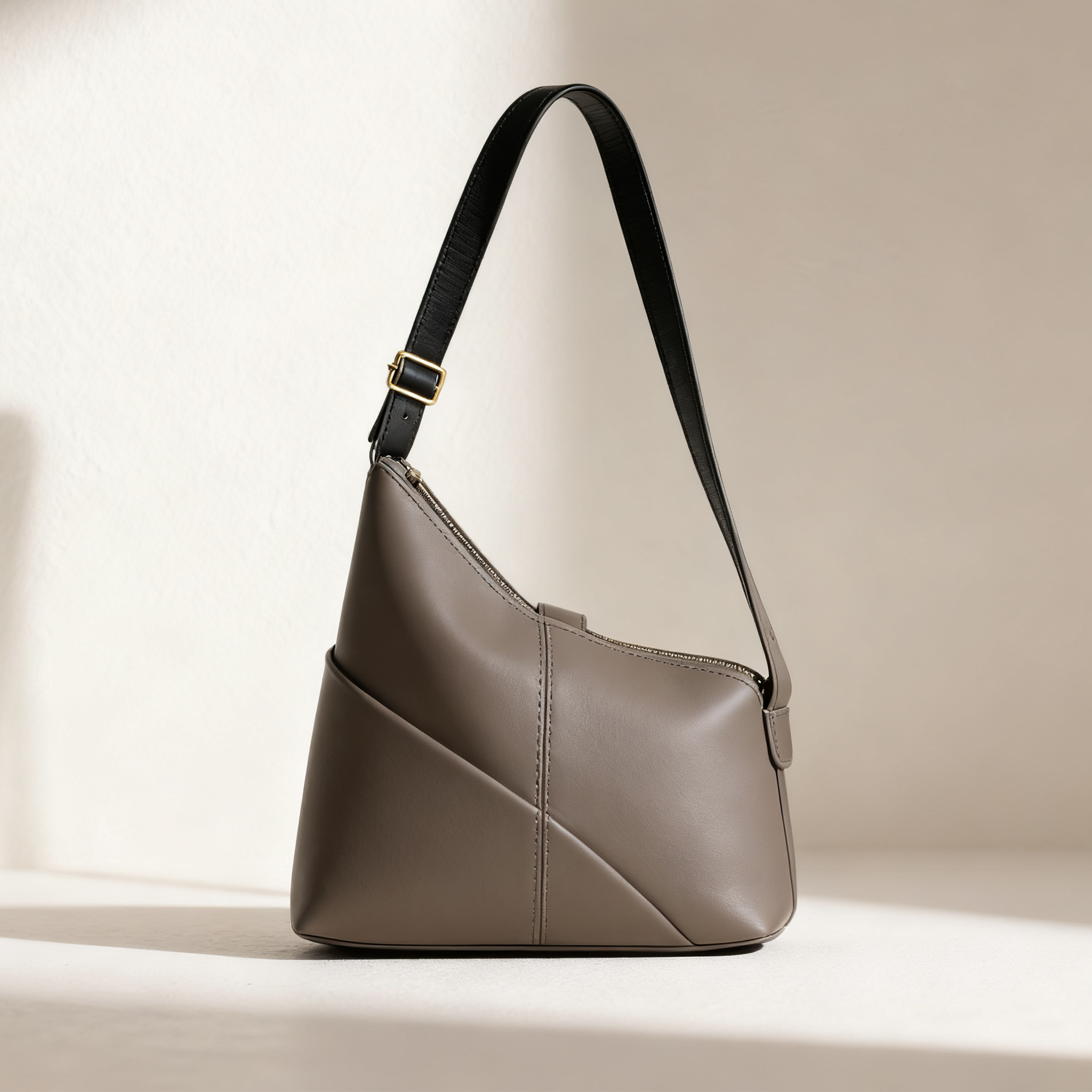 ภาพกระเป๋าสะพายหนังแฟชั่นสีดำ