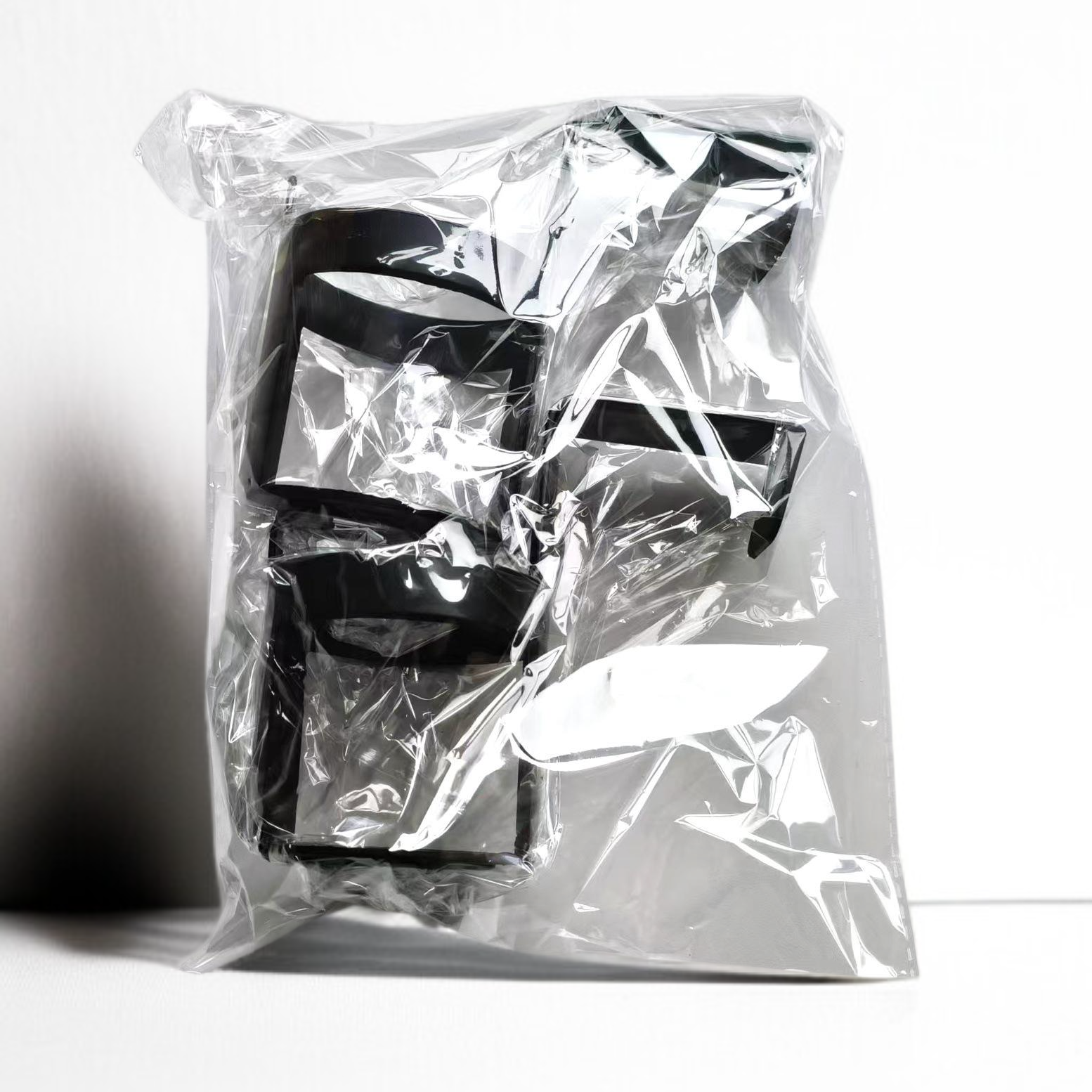 車用物置棚にスマホや小物を収納した様子