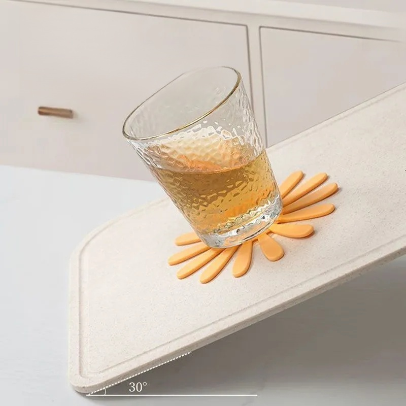 Odnímatelná podložka pod hrnec ve tvaru sedmikrásky