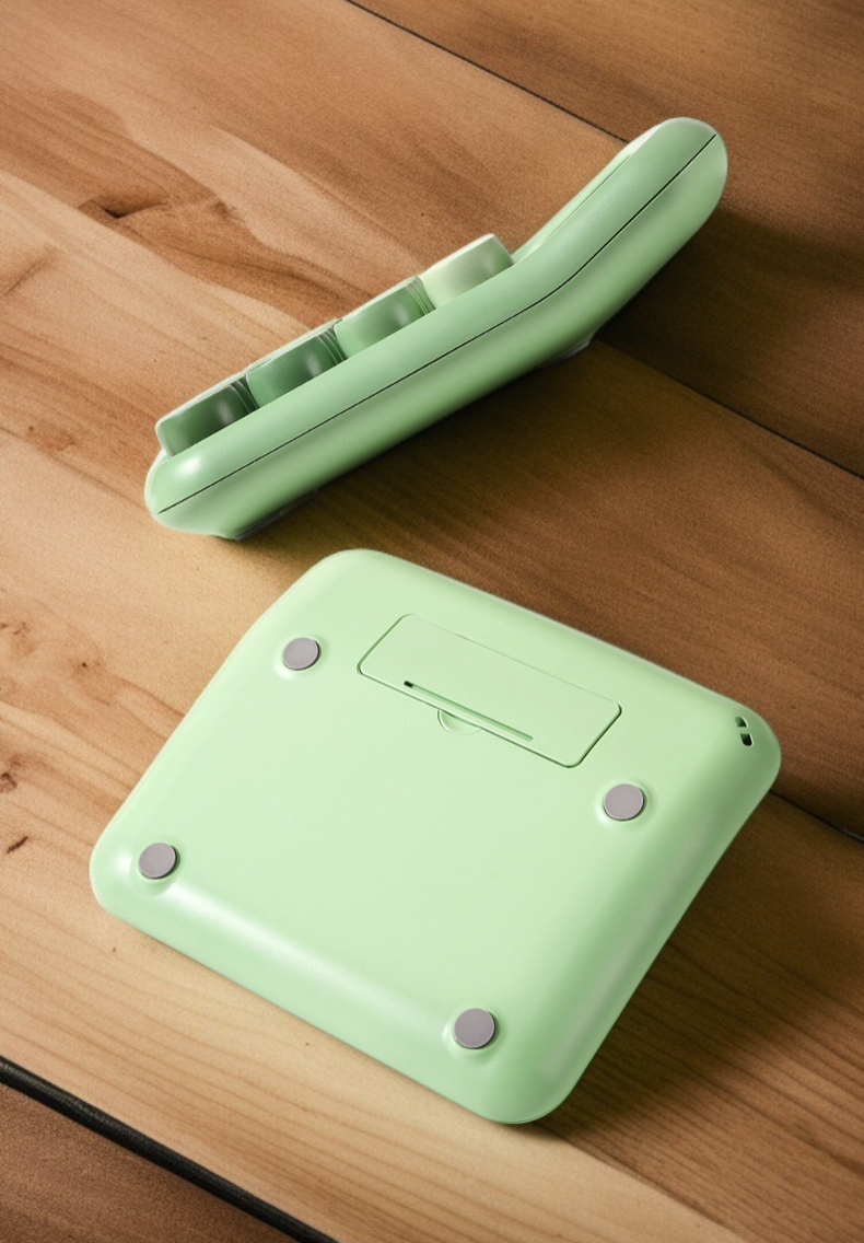 Calculadora electrónica portátil junto a un cuaderno