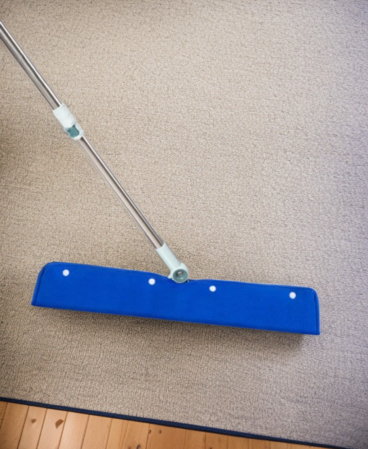 가정용 바닥 청소에 적합한 빗자루 사용 예시