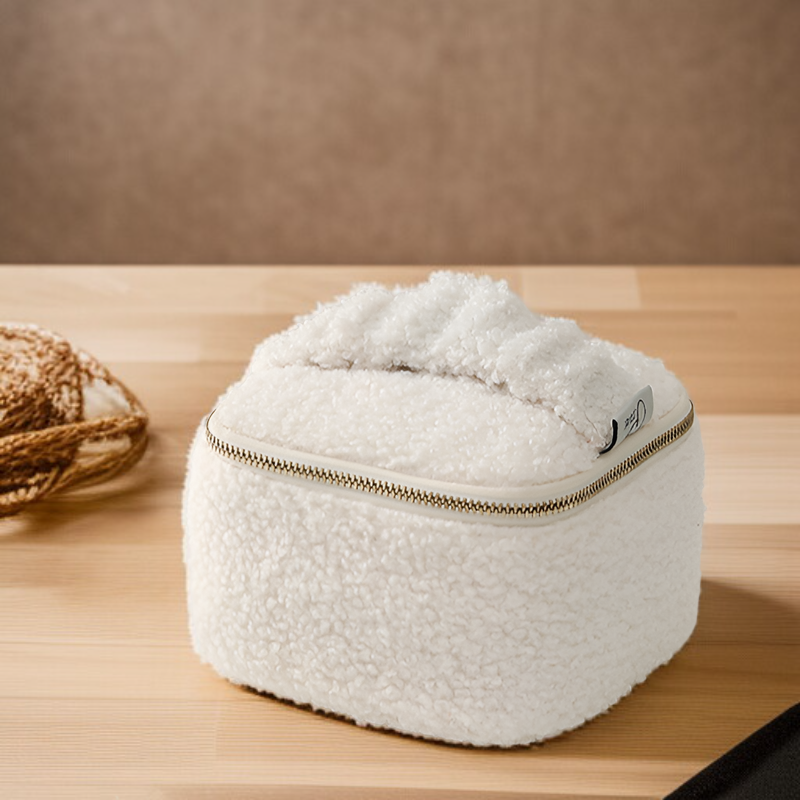 Interior de la caja de joyas con compartimentos organizadores