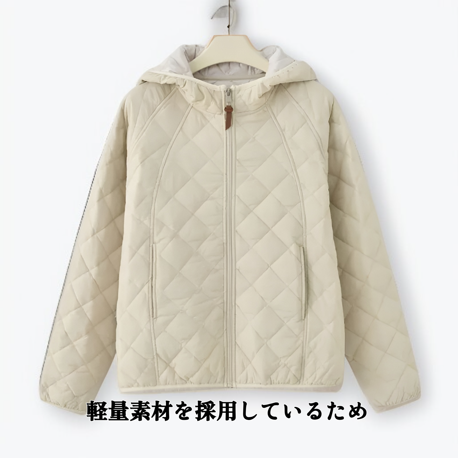 女性モデルが着用するフード付きコットンパッド入りコート