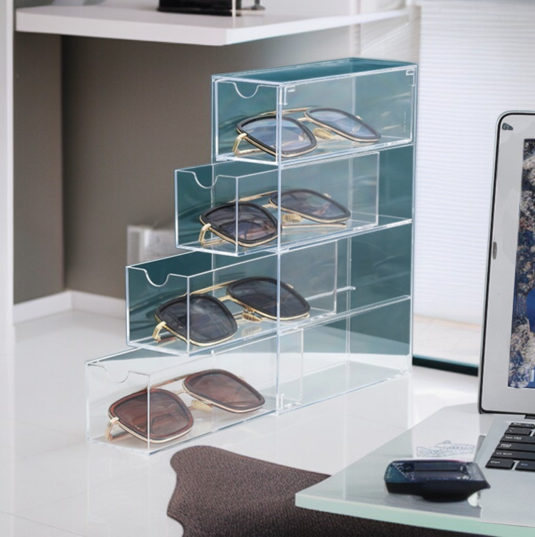 複数のメガネを収納した4層引き出しタイプ