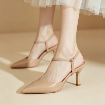 Elegante nudefarbene Sandalen mit Stilettoabsatz