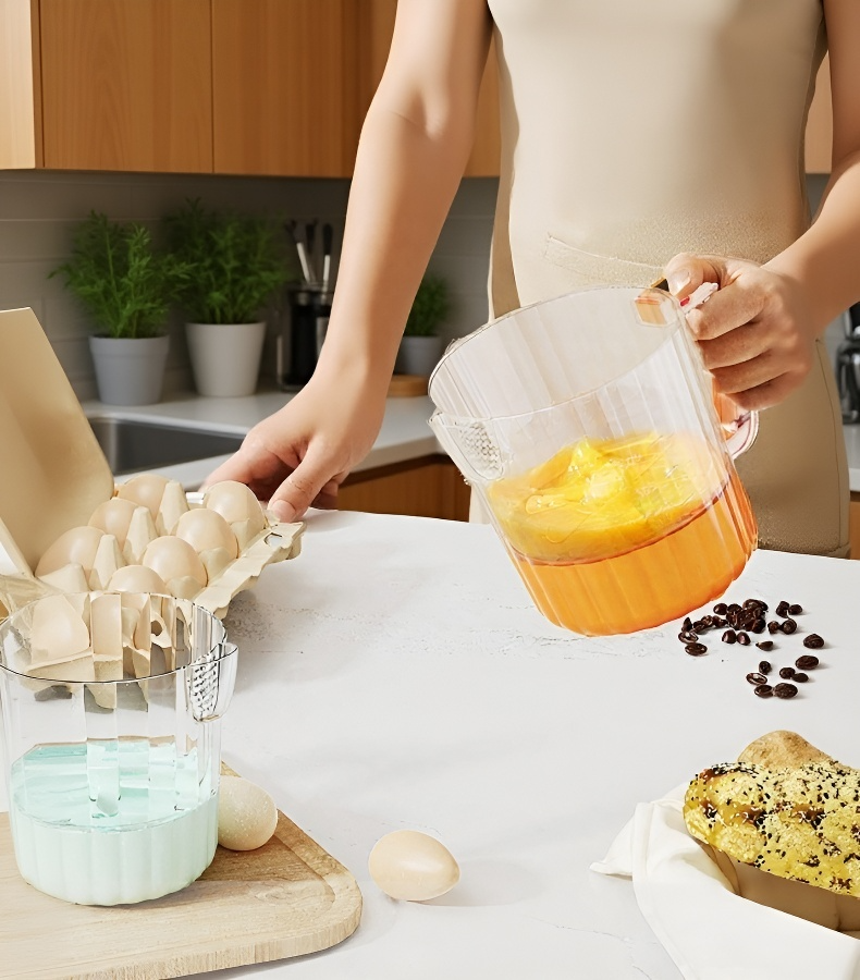 Batidor de huevos manual con vaso de pico de águila en cocina