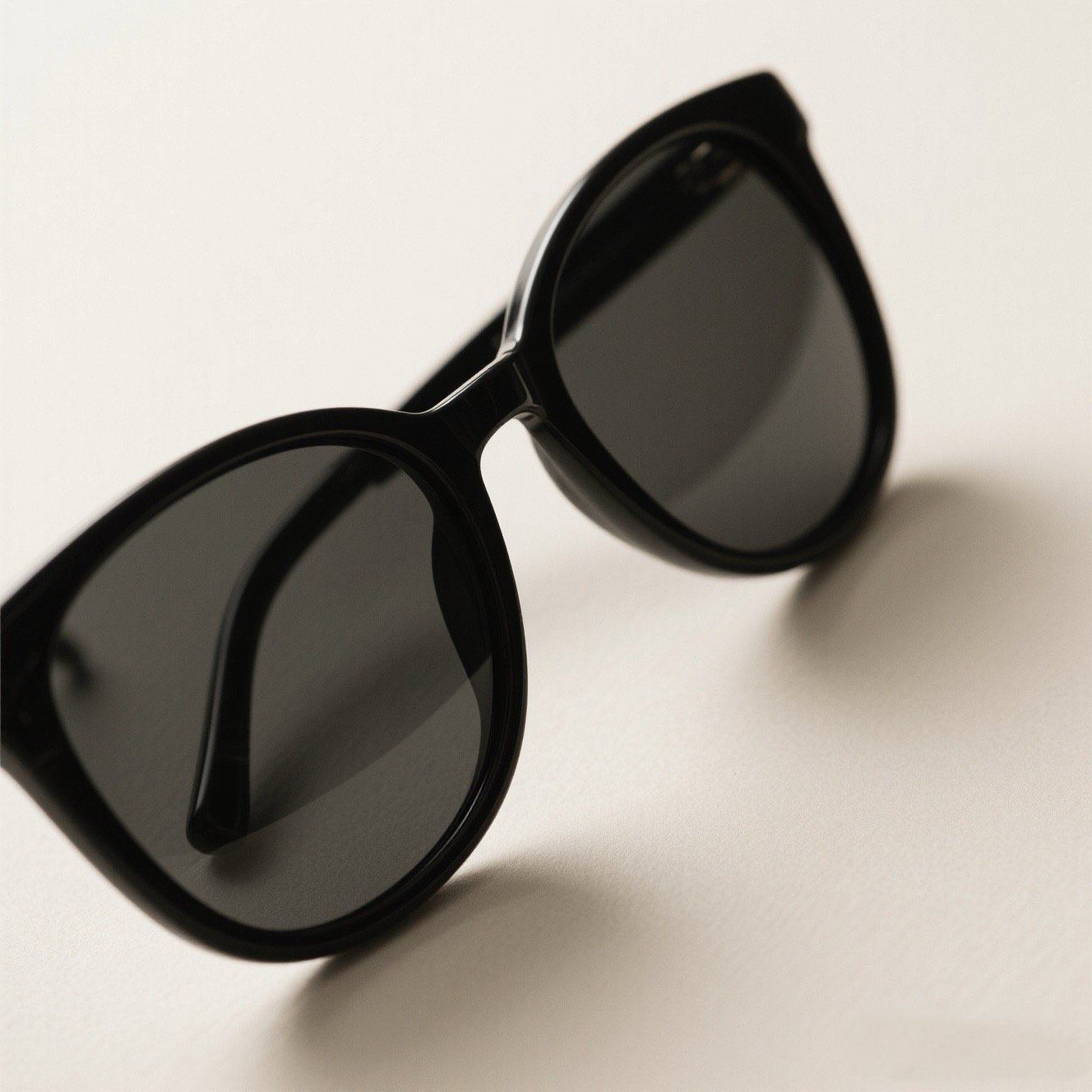 แว่นกันแดดสำหรับผู้ชายและผู้หญิง